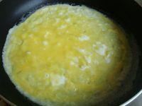 西红柿炒蛋皮的做法步骤6