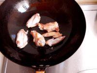 红蘑鸡翅的做法步骤2