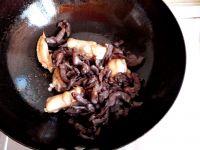 红蘑鸡翅的做法步骤4