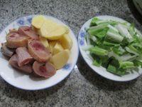 小白菜腊鸡腿煮土豆的做法步骤1
