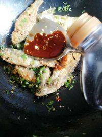 香辣小鲫鱼的做法步骤7