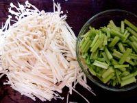 针菇芹菜腰果的做法步骤1