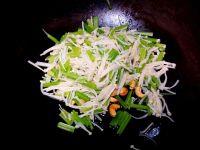 针菇芹菜腰果的做法步骤4