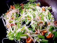 针菇芹菜腰果的做法步骤5