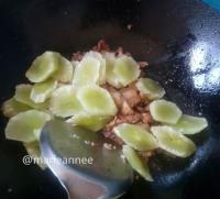 莴笋炒肉的做法步骤4