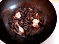 红蘑炖红烧肉的做法步骤4