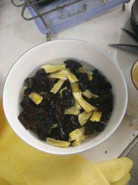 黑木耳腐竹炒蛏肉的做法步骤1