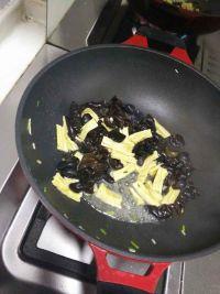 黑木耳腐竹炒蛏肉的做法步骤5