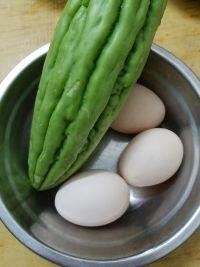 苦瓜煎鸡蛋的做法步骤1