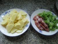 尖椒腊肉炒土豆的做法步骤1