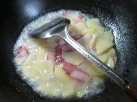 尖椒腊肉炒土豆的做法步骤3