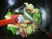 尖椒腊肉炒土豆的做法步骤5