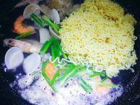 蛤蜊鲜虾面#小虾创意料理#的做法步骤6