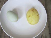 咸鸭蛋炒土豆的做法步骤1