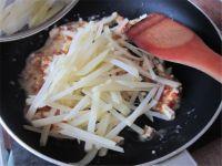 咸鸭蛋炒土豆的做法步骤7