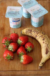 草莓酸奶造型杯的做法步骤1