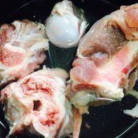 海带大骨汤的做法步骤1