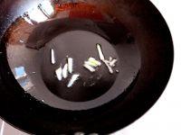 贝丁炒韭菜苔的做法步骤2