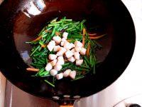 贝丁炒韭菜苔的做法步骤5