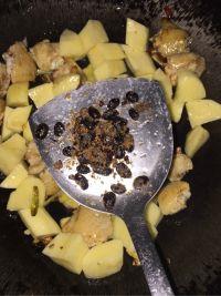 土豆焖鸡翅的做法步骤4