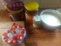 草莓酸奶的做法步骤1