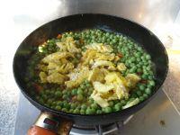 鸡蛋烧豌豆的做法步骤10
