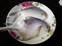 盐煎鲳鱼的做法步骤2