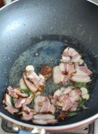 西芹炒腊肉的做法步骤3