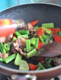 西芹炒腊肉的做法步骤6