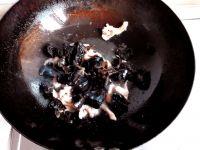 蒜苔木耳炒肉的做法步骤4