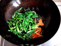 蒜苔木耳炒肉的做法步骤5