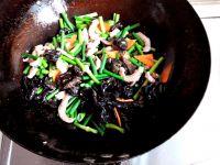 蒜苔木耳炒肉的做法步骤6