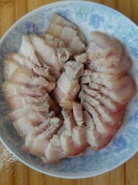 辣椒炒五花肉的做法步骤2