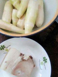 笋炒回锅肉的做法步骤1