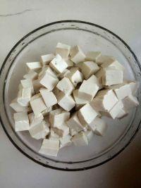 番茄菌菇炖豆腐的做法步骤1