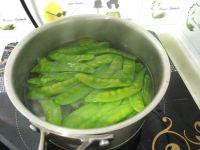 荷兰豆腰果炒鲜虾的做法步骤3