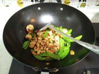 荷兰豆腰果炒鲜虾的做法步骤8