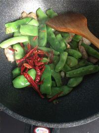五花肉炖油豆角的做法步骤6
