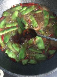 五花肉炖油豆角的做法步骤11