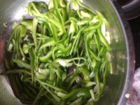 青椒炒平菇的做法步骤4