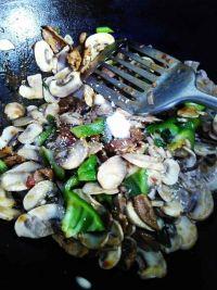 肉片炒口蘑的做法步骤12