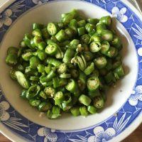 尖椒炒花生米的做法步骤1