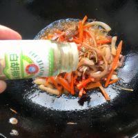 牛肉胡萝卜炒快餐面#小虾创意料理#的做法步骤8