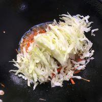 牛肉胡萝卜炒快餐面#小虾创意料理#的做法步骤9