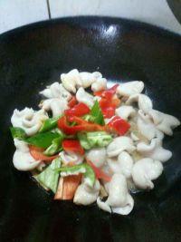 青红椒炒肥肠的做法步骤6