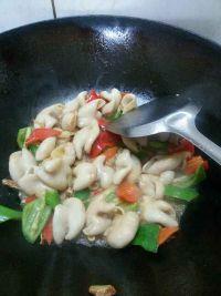 青红椒炒肥肠的做法步骤7