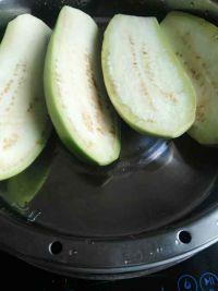 酱拌茄子的做法步骤1