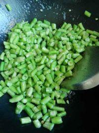 肉末豆角的做法步骤2
