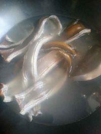 青椒炒黄鳝的做法步骤2