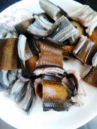 青椒炒黄鳝的做法步骤3